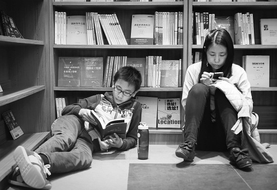 一位站立的人 视频主图