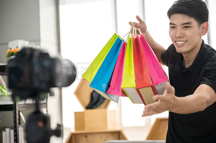 七年之痛，重生后我成了校花的渣夫 推荐视频