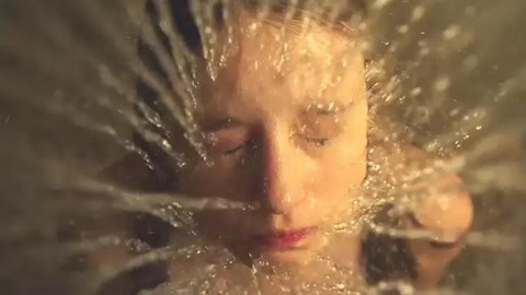 一屋两火 视频主图